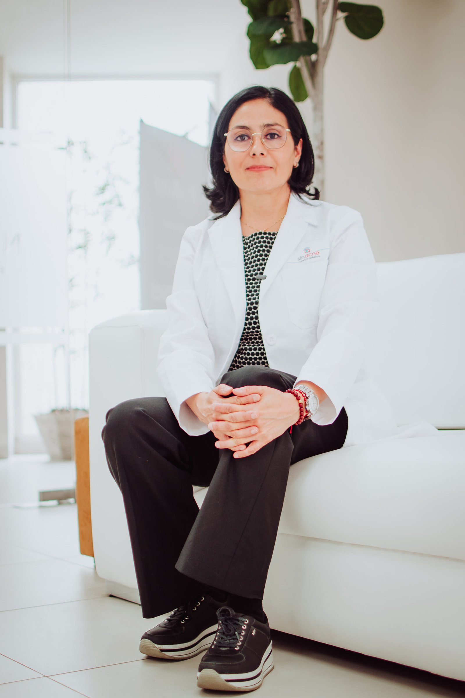 Dra. Claudia Luna Pérez en su práctica actual